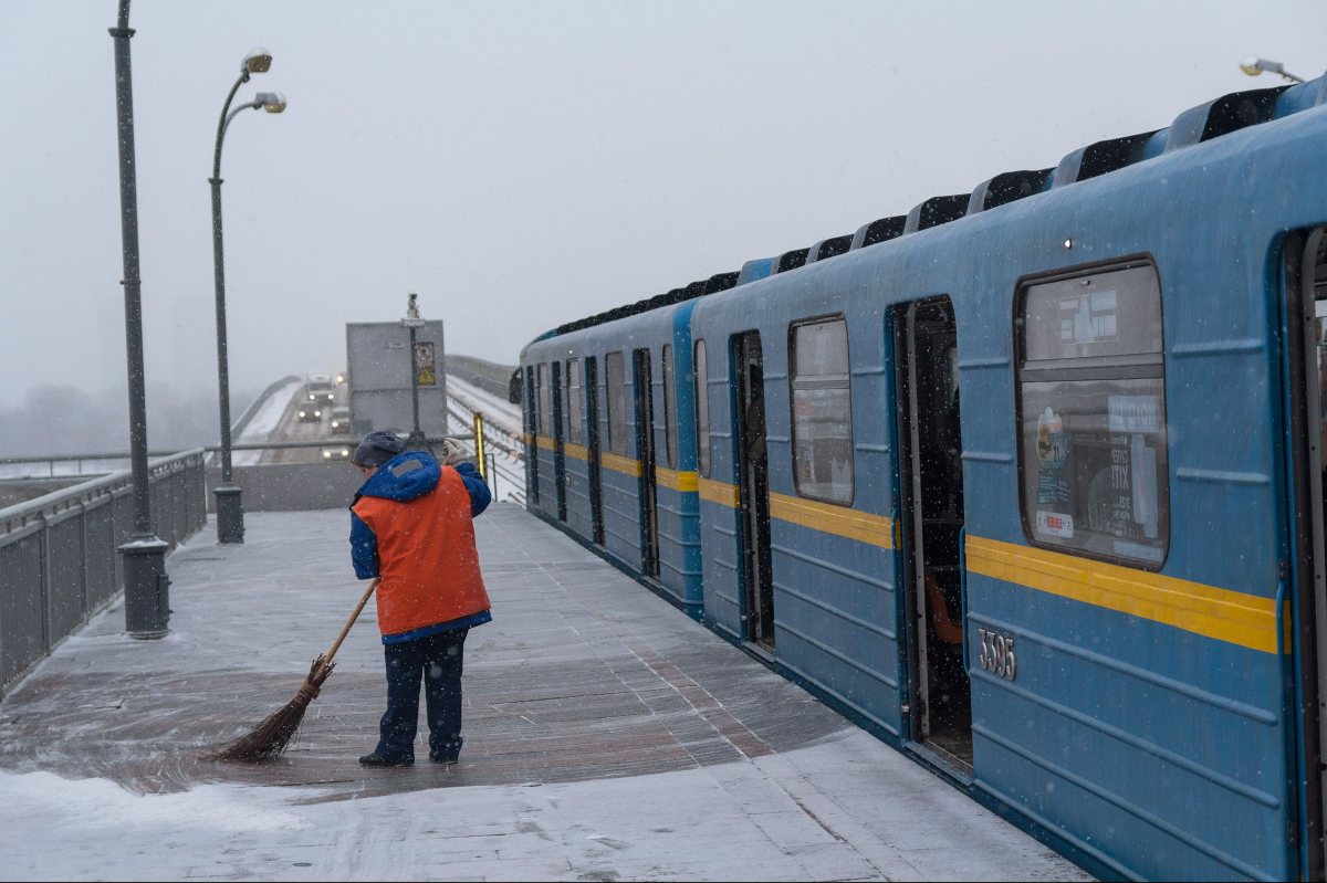 снег в метро