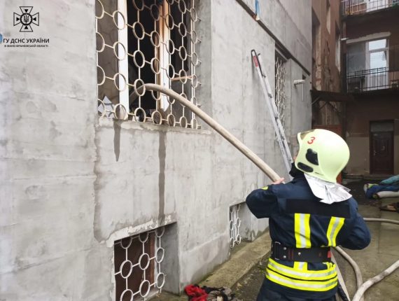 У Калуші горів будинок: евакуювали 5 людей