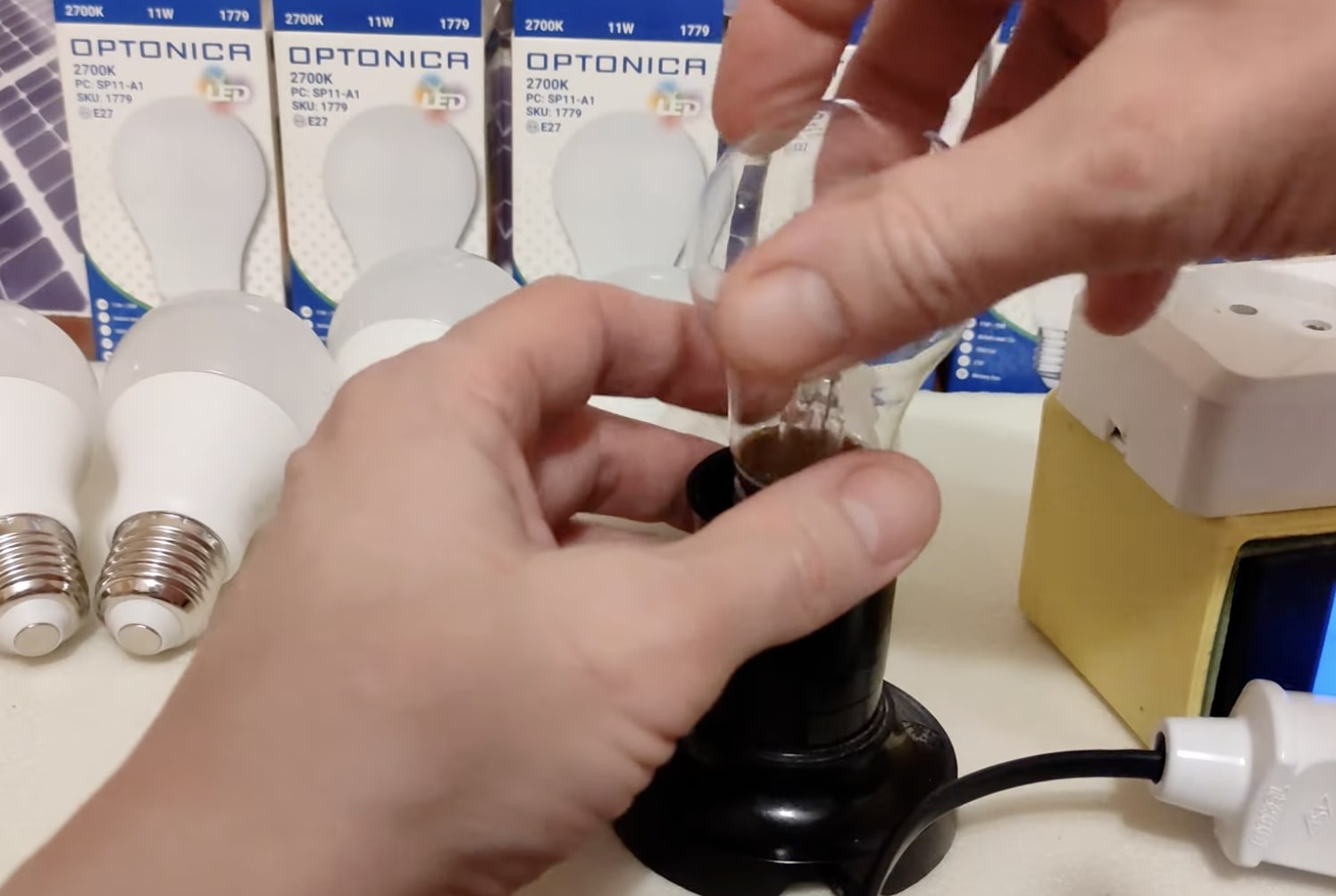 Графік відключення світла в Закарпатській області на 20 листопада: на кого чекають 9 годин жорстких обмежень